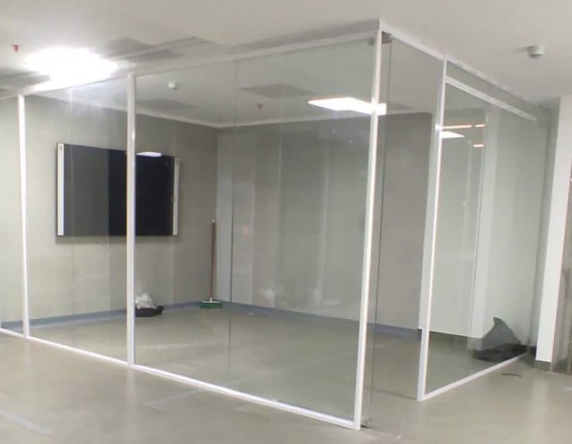 especializados-en-la-fabricación-y-venta-de-divisiones-en-vidrio-y-aluminio-para-oficina-y-baño-2